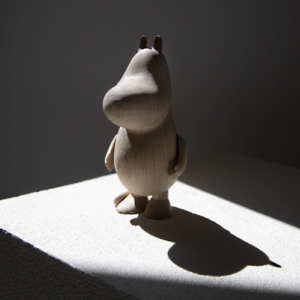 STATUETTE MOOMIN TROLL EN CHENE PAR BOYHOOD