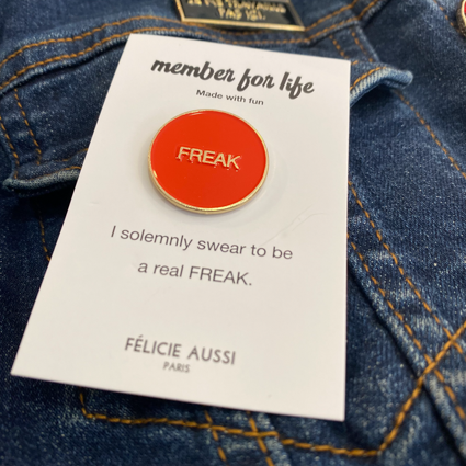 PIN'S FREAK ROUGE PAR FÉLICIE AUSSI