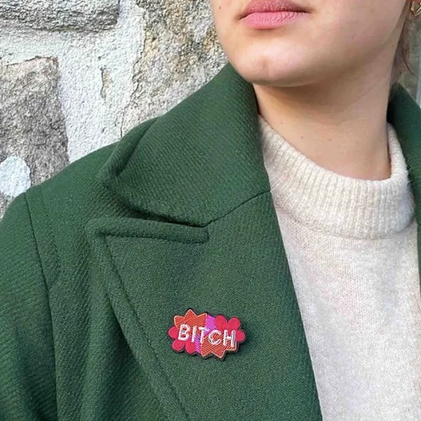 "BITCH" BROCHE BRODÉE À LA MAIN - MALICIEUSE