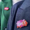 "SHIT" BROCHE BRODÉE À LA MAIN - MALICIEUSE