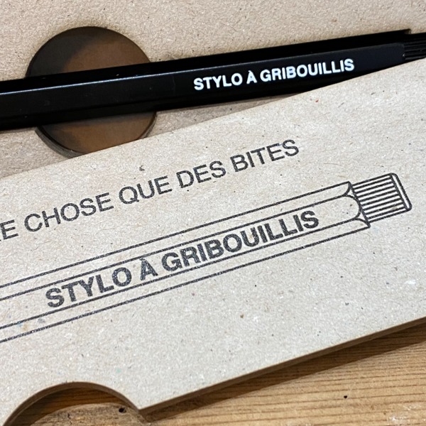 STYLO À "GRIBOUILLIS" DANS SON PLUMIER - FÉLICIE AUSSI