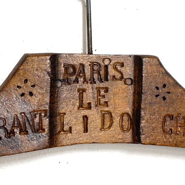 CINTRE EN BOIS VINTAGE - PARIS LE LIDO - V0162