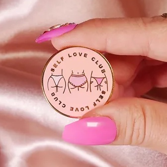 Découvrez le pin's SELF LOVE CLUB de la marque française Malicieuse, vous pourrez arborer le pins du club le plus cool et un peu narcissique de toutes les meufs du monde !