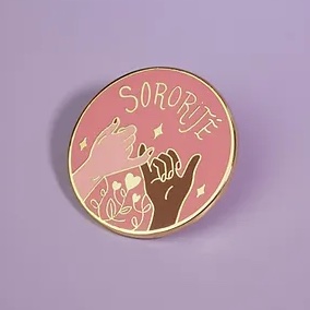 Découvrez le pin's SORORITÉ de la marque française Malicieuse, l'accessoire parfait symbolisant l'entraide, l'amitié et la solidarité féminine.