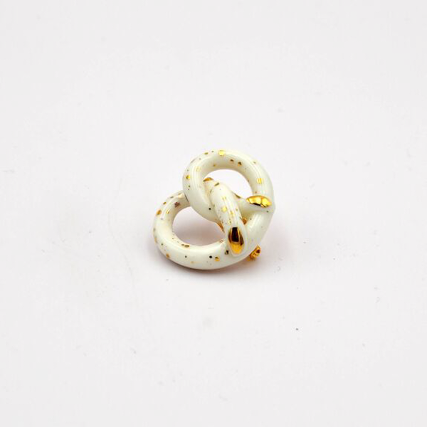 BROCHE BRETZEL BLANC ET OR - GRUNI CERAMICA