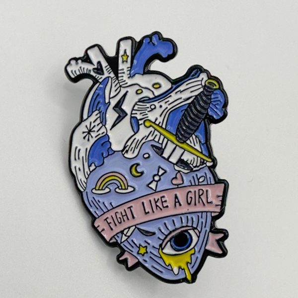 PINS COEUR FIGHT LIKE A GIRL - (DÉ)BOUTONNÉ.E.S