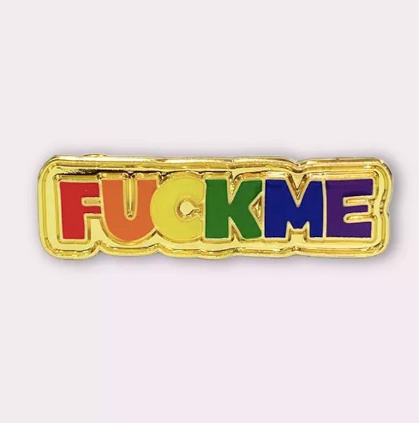 PIN'S FUCK ME "COLLECTION LES ASSUMÉ-E-S" - (DÉ)BOUTONNÉ.E.S